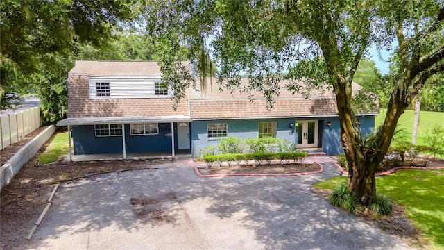 view of front of property featuring a patio and a front yard