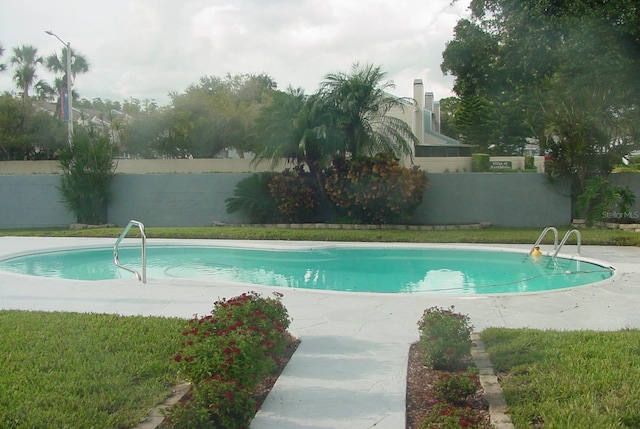 view of swimming pool