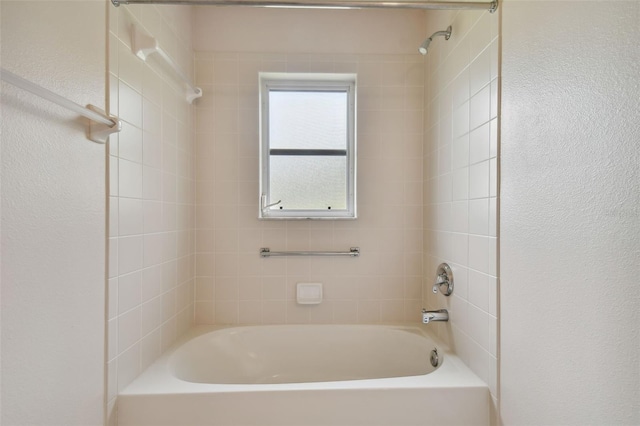 bathroom featuring tiled shower / bath combo