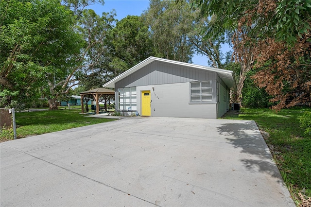 view of front of property featuring a front yard