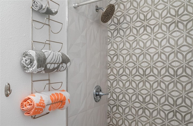 bathroom featuring a tile shower