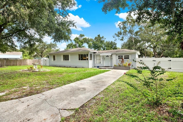 single story home with a front lawn