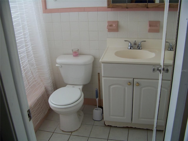 full bathroom featuring tile walls, backsplash, toilet, and vanity