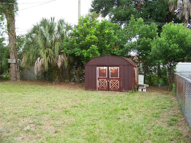 view of yard featuring a shed