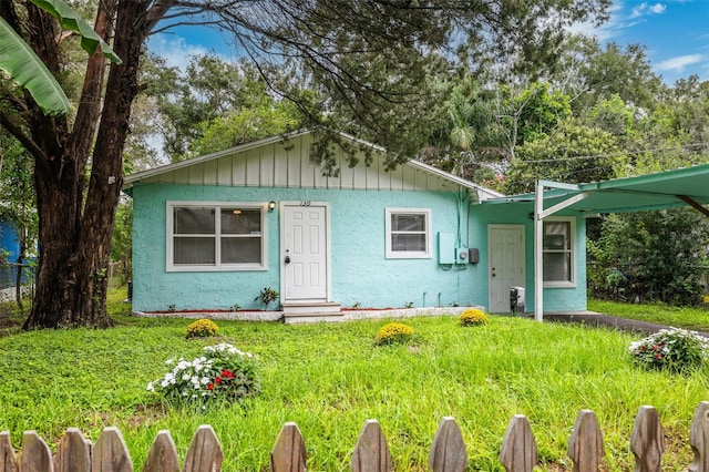 view of front of property featuring a front yard