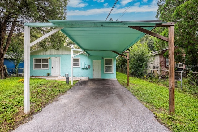 view of front facade featuring a front yard and a carport