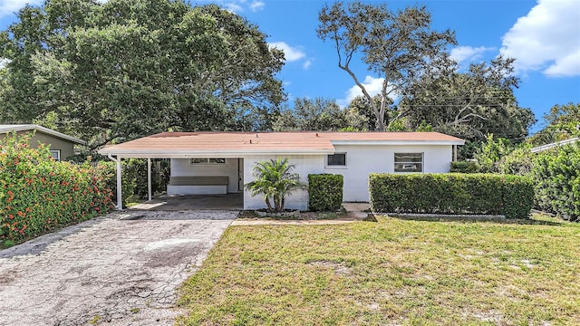 view of front of house with a carport and a front yard