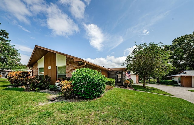 view of front facade with a front yard