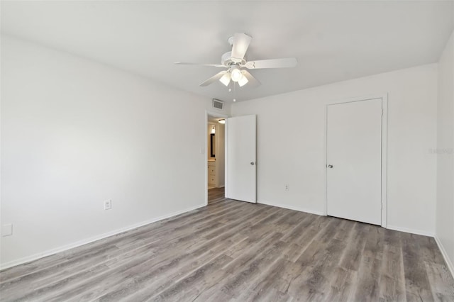 unfurnished bedroom with light hardwood / wood-style flooring, a closet, and ceiling fan