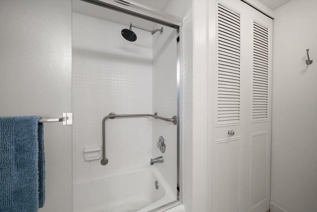 bathroom with tiled shower / bath