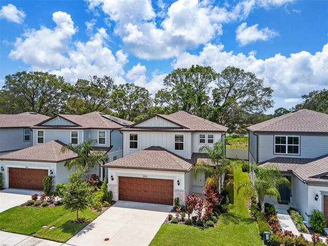 view of front of property featuring a front lawn