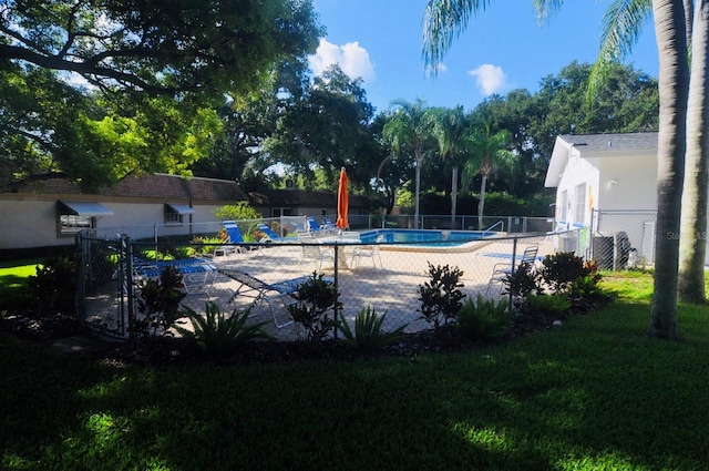 view of swimming pool featuring a yard