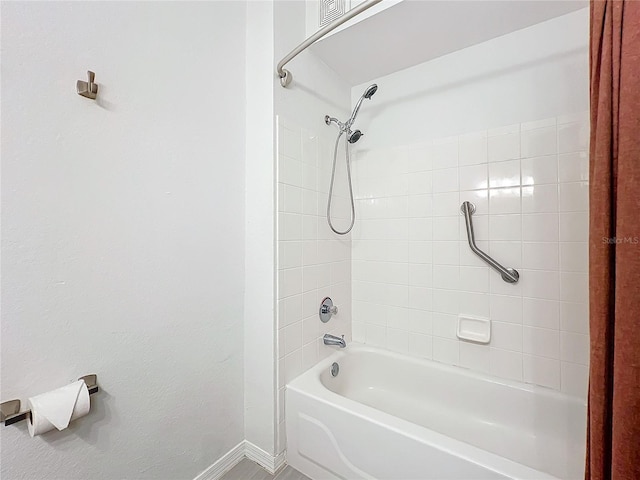 bathroom featuring tiled shower / bath