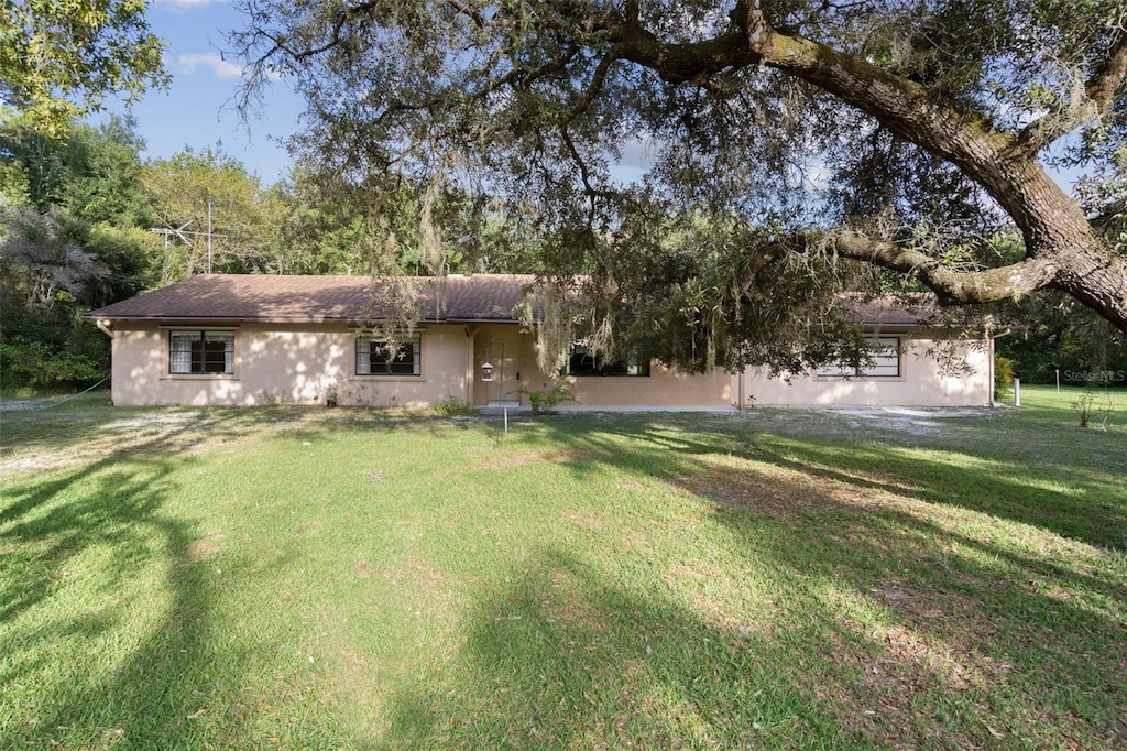 view of front of property featuring a front lawn