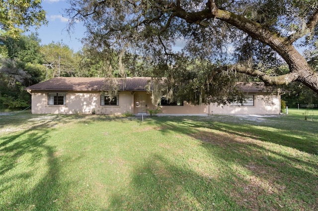 view of front of property featuring a front lawn