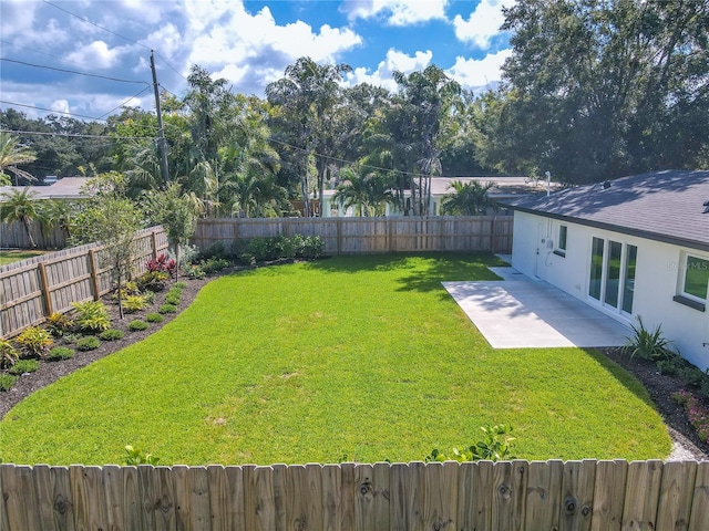 view of yard featuring a patio