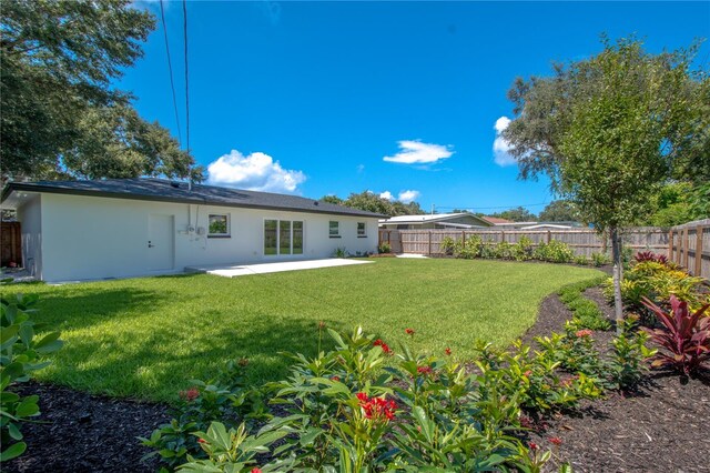 view of yard featuring a patio area