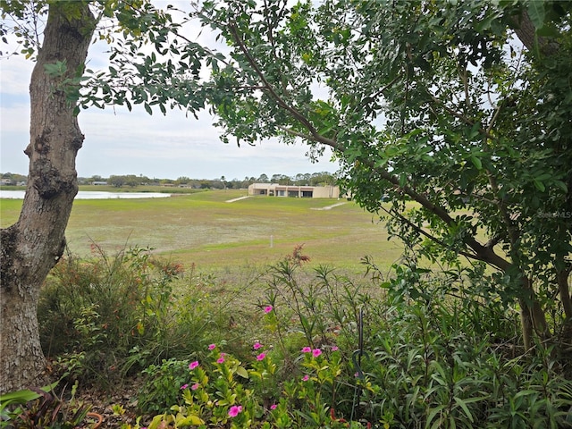 view of yard featuring a water view