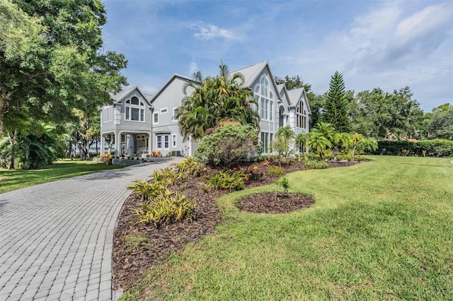 view of front of property featuring a front lawn and covered porch