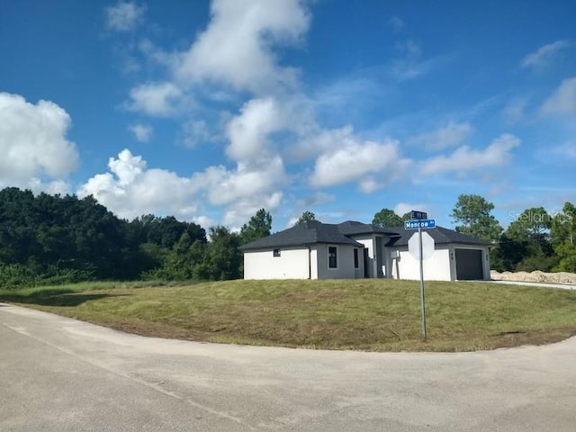 view of front of property featuring a front yard