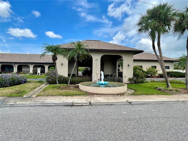 view of front of house featuring a front lawn