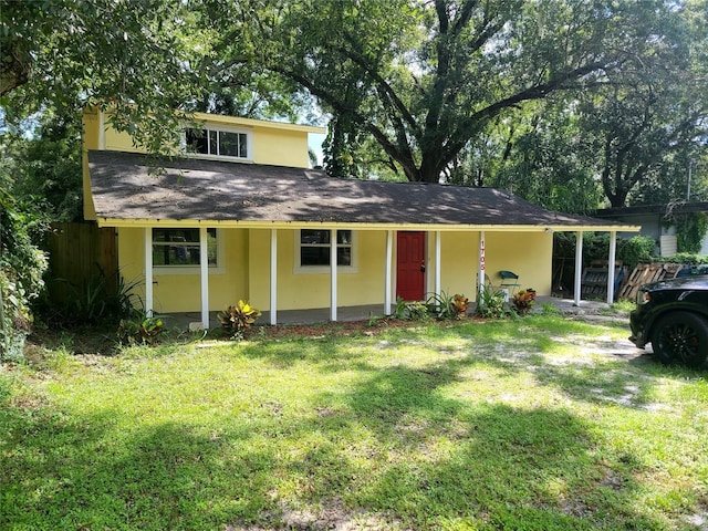 view of front of property featuring stucco siding and a front lawn