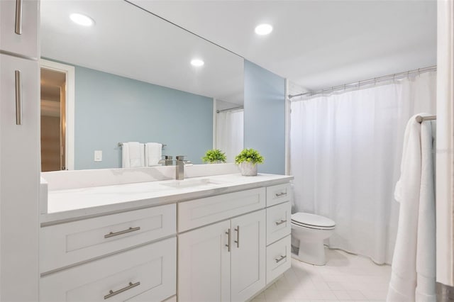 bathroom featuring a shower with shower curtain, toilet, and vanity