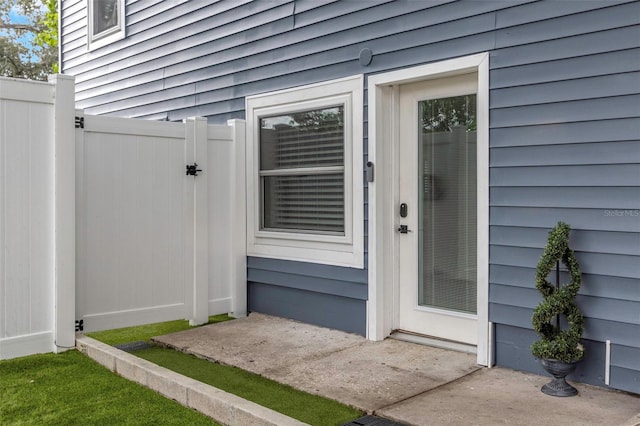 7331/2 New Jersey St, Clearwater, FL 33756 - property entrance featuring a gate and fence
