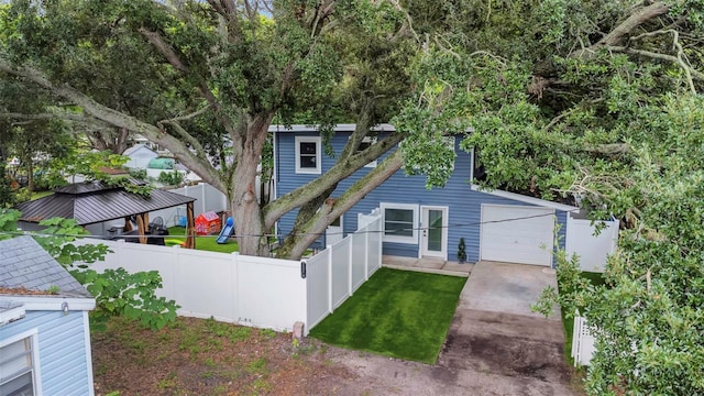 7331/2 New Jersey St, Clearwater, FL 33756 - view of front facade with fence, concrete driveway, and a front lawn