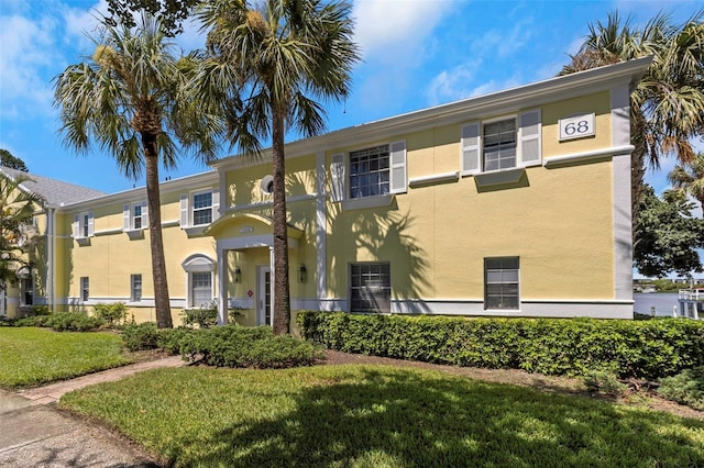 view of front of house featuring a front lawn