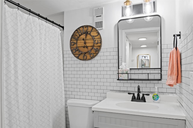 10800 US Highway 19 N Unit 112, Pinellas Park, FL 33782 - bathroom featuring vanity, tile walls, toilet, decorative backsplash, and curtained shower
