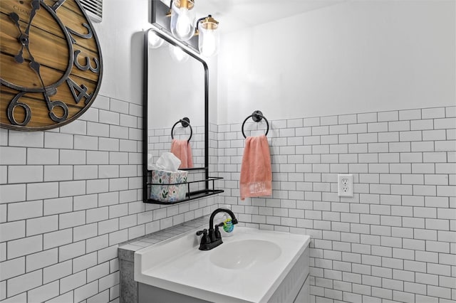 10800 US Highway 19 N Unit 112, Pinellas Park, FL 33782 - bathroom with tile walls and vanity