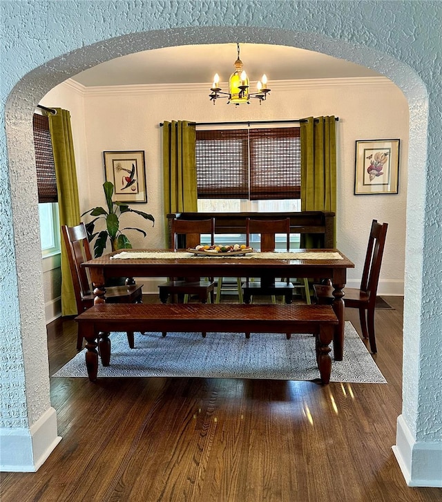 dining room featuring hardwood / wood-style flooring, a notable chandelier, and ornamental molding