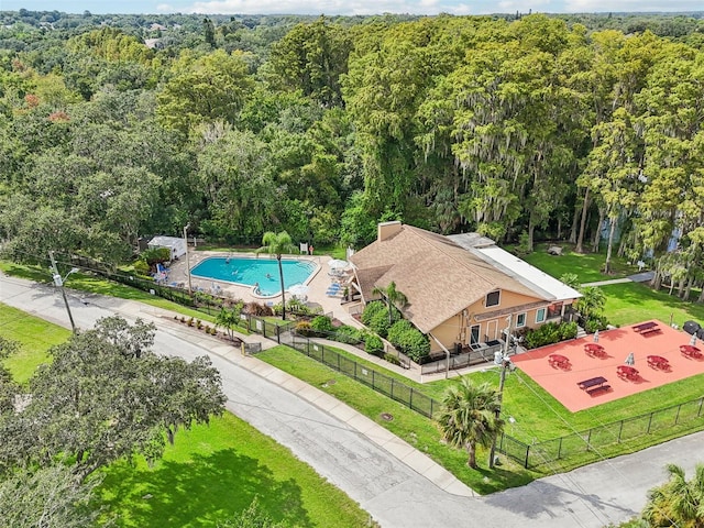 birds eye view of property featuring a forest view