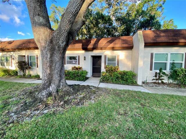 view of front of home with a front lawn