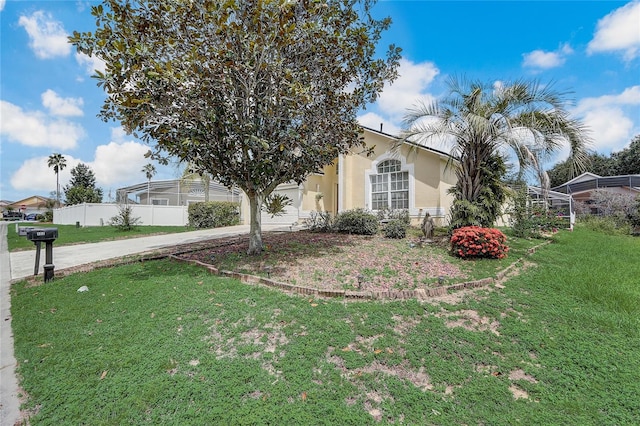 view of front of home featuring a front yard