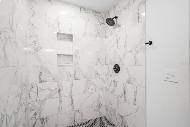 bathroom featuring a tile shower