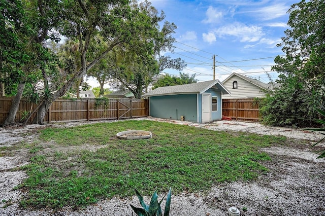 view of yard with an outbuilding