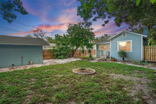 view of yard at dusk