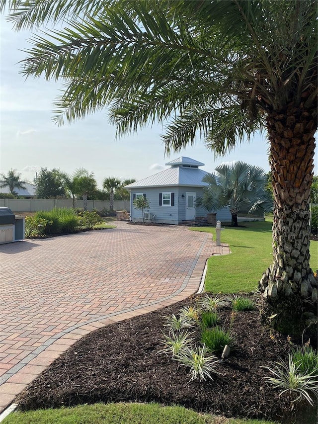 view of front facade featuring a front lawn