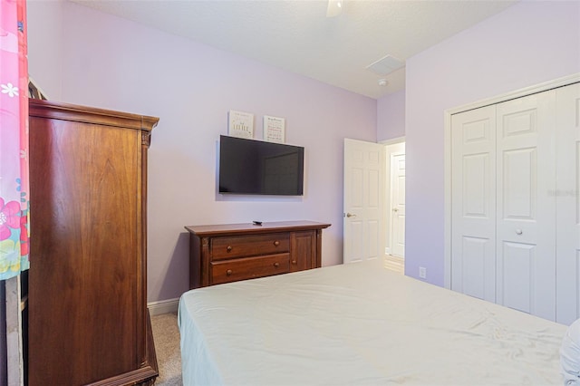 bedroom with carpet floors, ceiling fan, and a closet