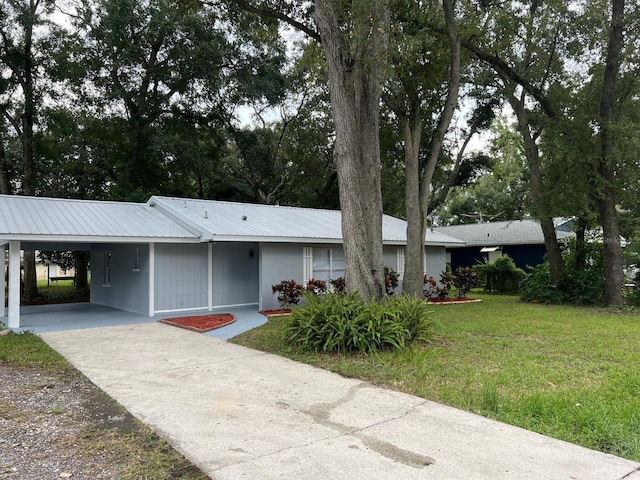 ranch-style home featuring a front lawn and a carport