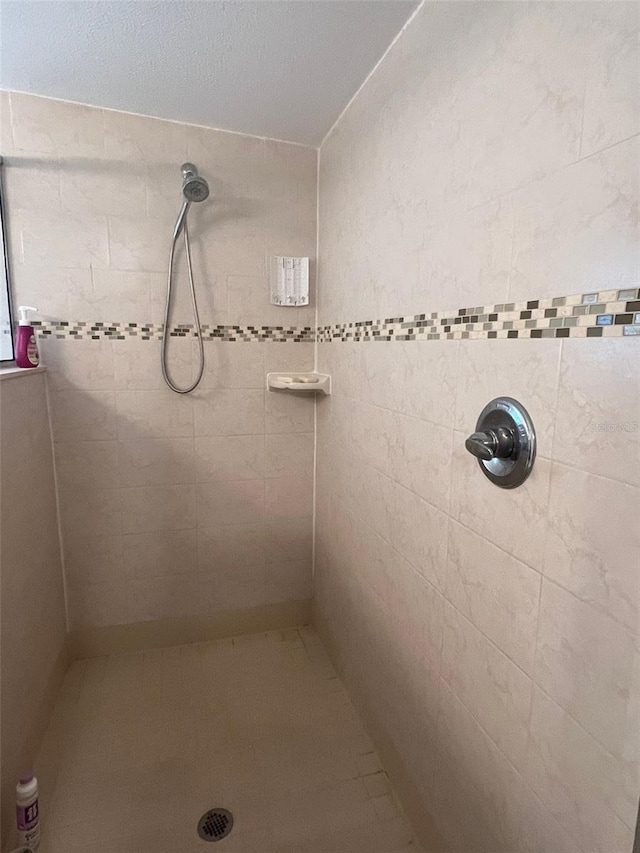 bathroom featuring a tile shower