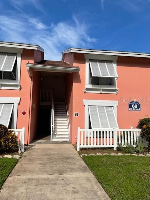 view of front facade featuring a front lawn