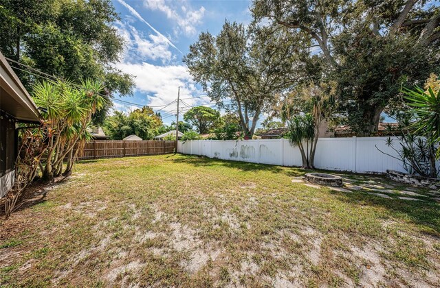 view of yard featuring a fire pit