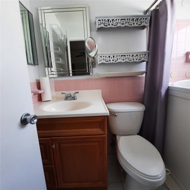 bathroom featuring vanity, toilet, a shower with curtain, and backsplash