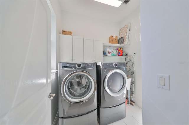 laundry room featuring visible vents, independent washer and dryer, and cabinet space