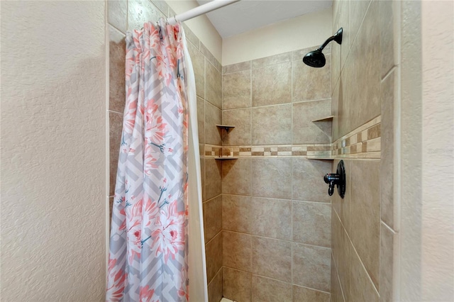 bathroom featuring a shower with shower curtain