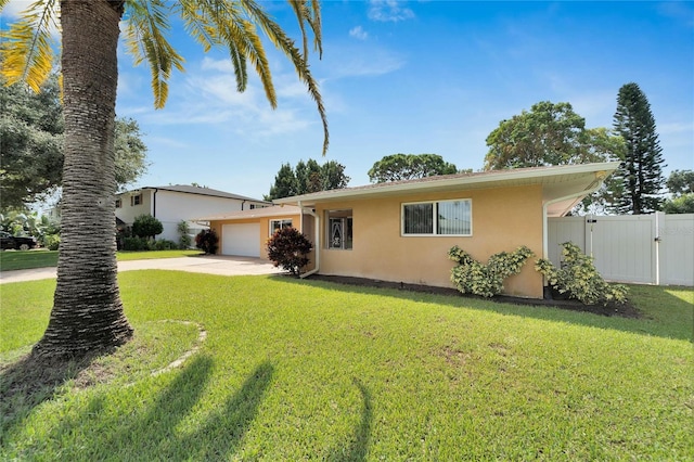 single story home with a front lawn