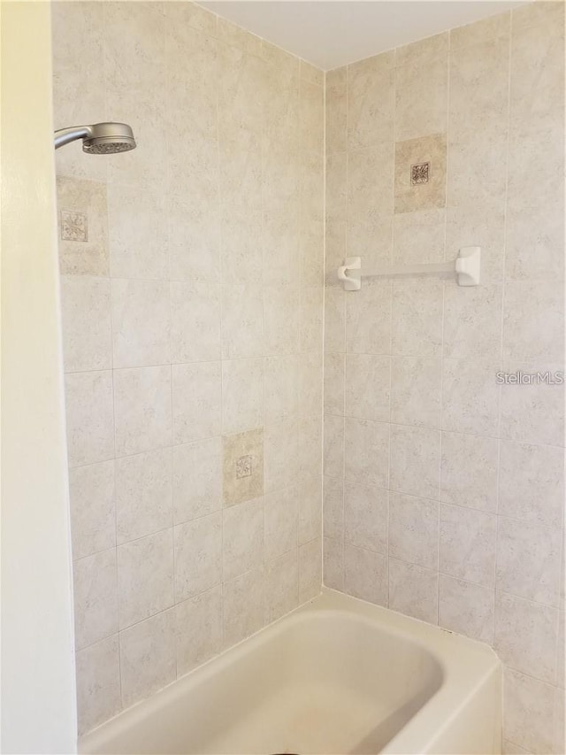 bathroom featuring tiled shower / bath combo